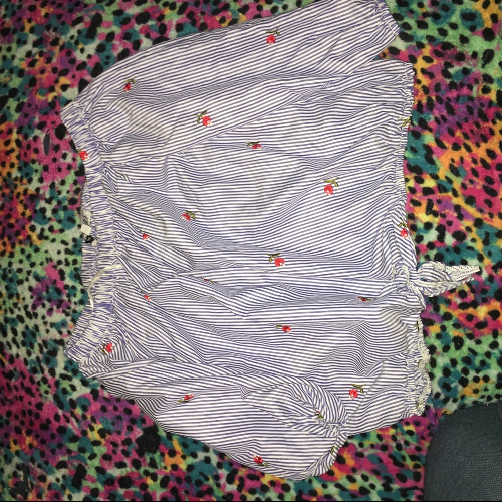 Shoulder crop top